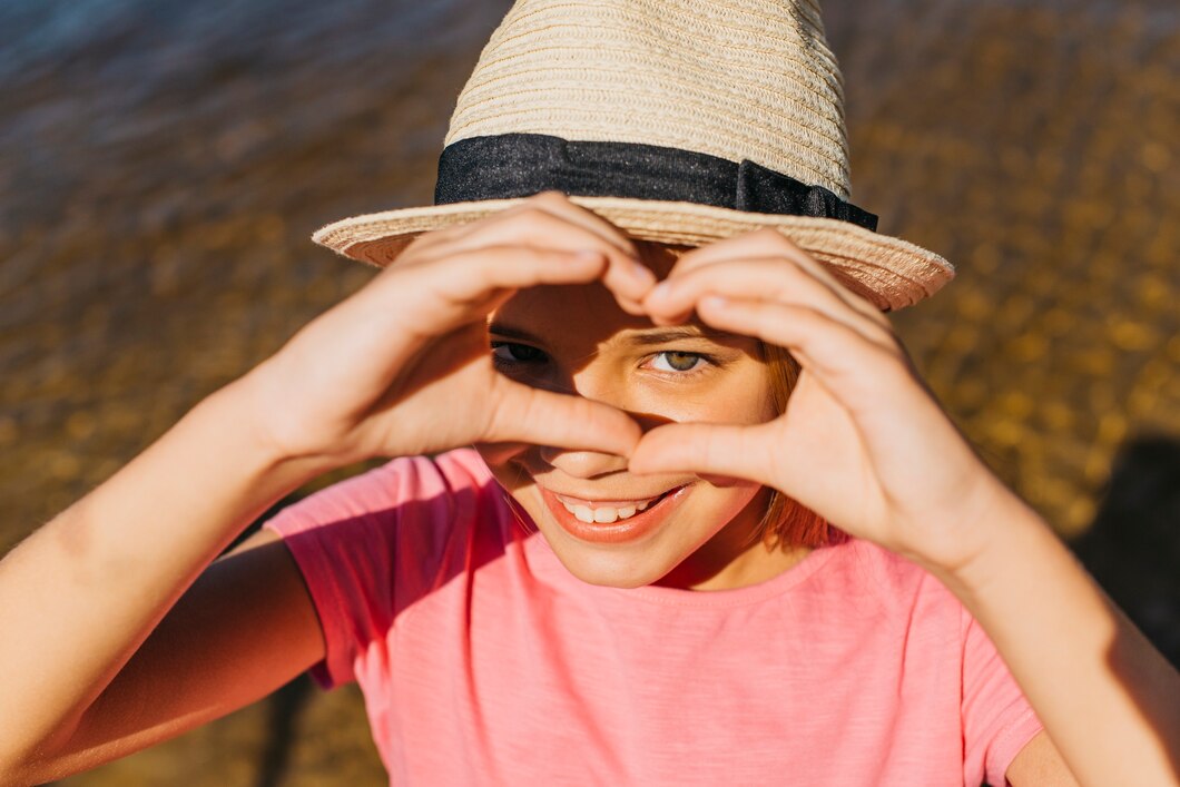 Jak dobrze chronić głowę dziecka przed słońcem podczas letnich zabaw?