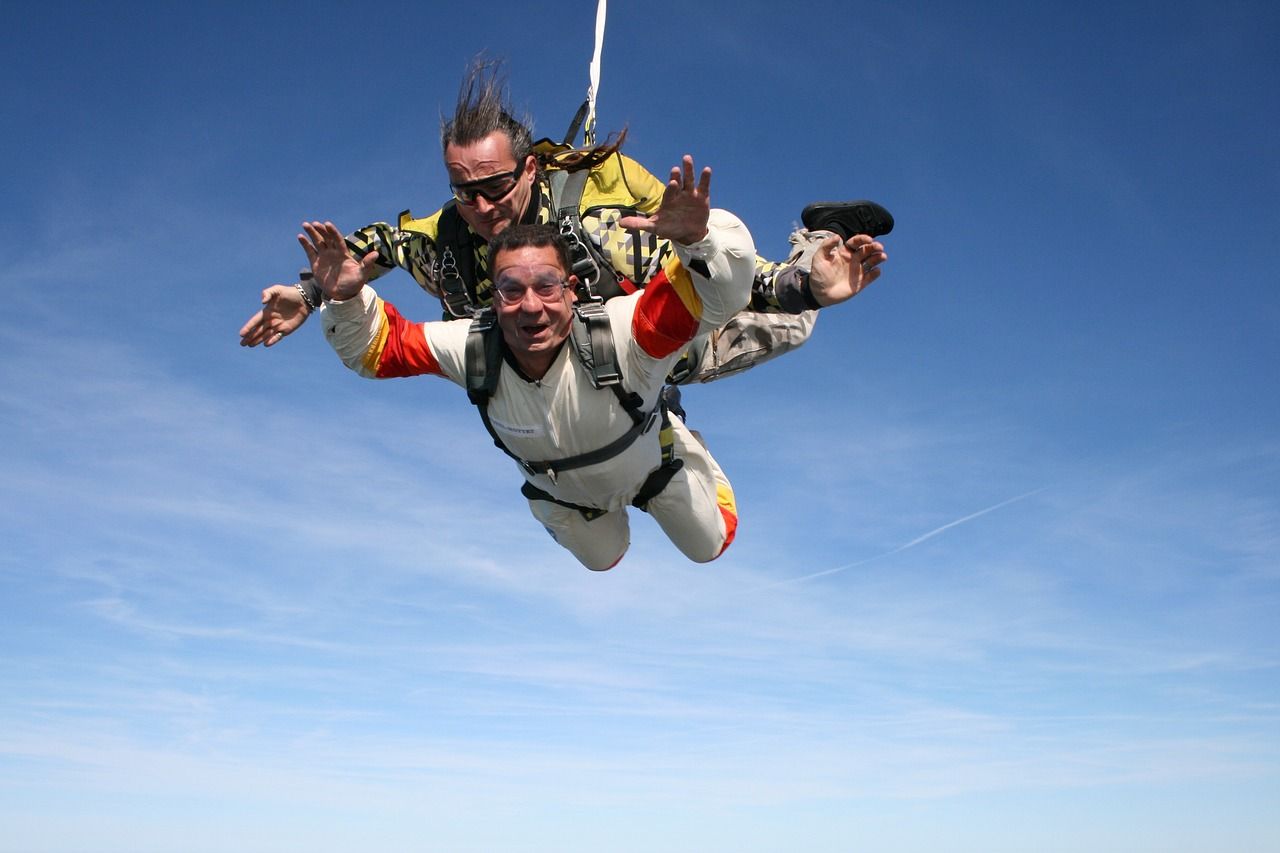 Jak bezpiecznie przeprowadzić swój pierwszy skok spadochronowy?