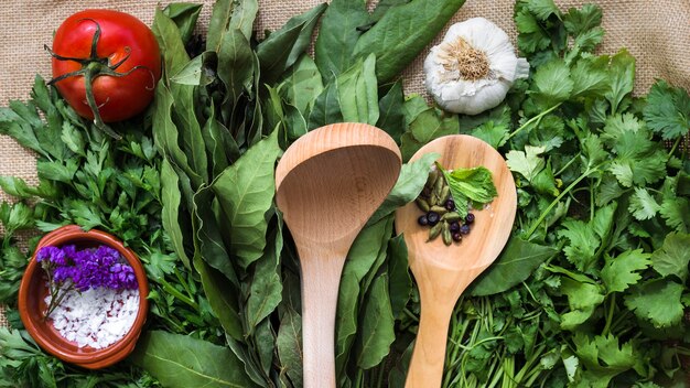 Jak świeże zioła dostarczane do domu mogą zrewolucjonizować gotowanie