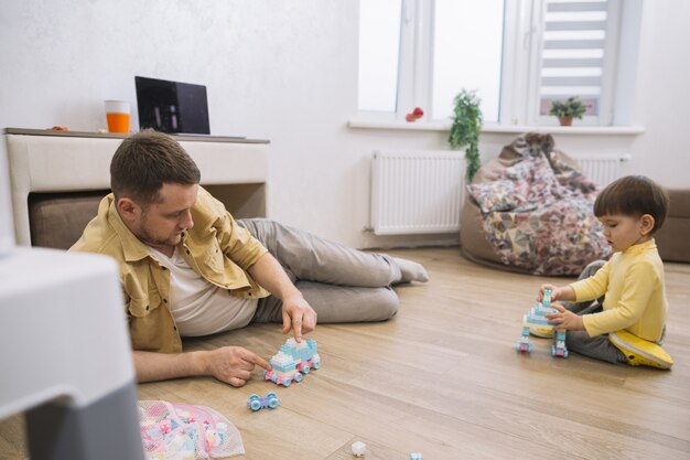 Jak wspierać rozwój emocjonalny dzieci poprzez zabawy w domu?